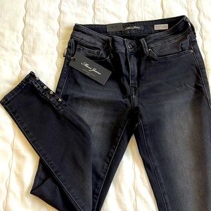 Mavi Jeans Adriana Ankle Mid Rise Super Skinny (Size 26). Black w/ ankle detail